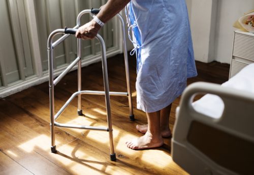 Fatiche e sofferenze nei luoghi di cura per anziani affetti da patologie croniche