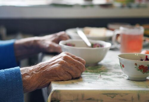 La gestione dell’alimentazione nella persona con demenza: il ruolo della terapia occupazionale